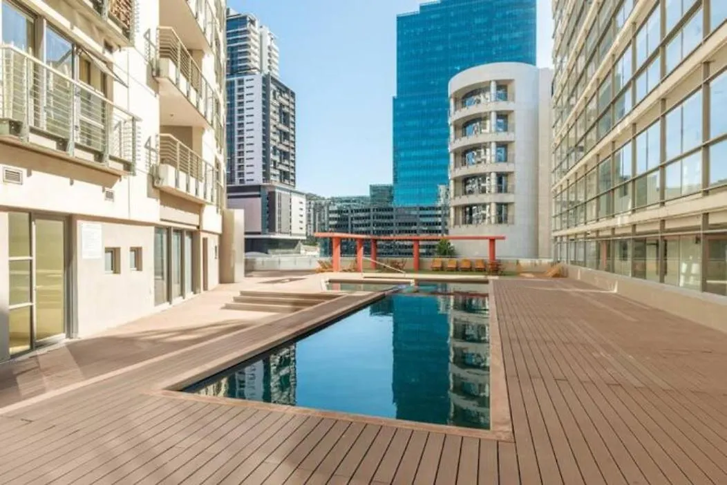 Spacious Apartment In Cbd Pool & Parking Perfect For The Corporate Traveller Cape Town