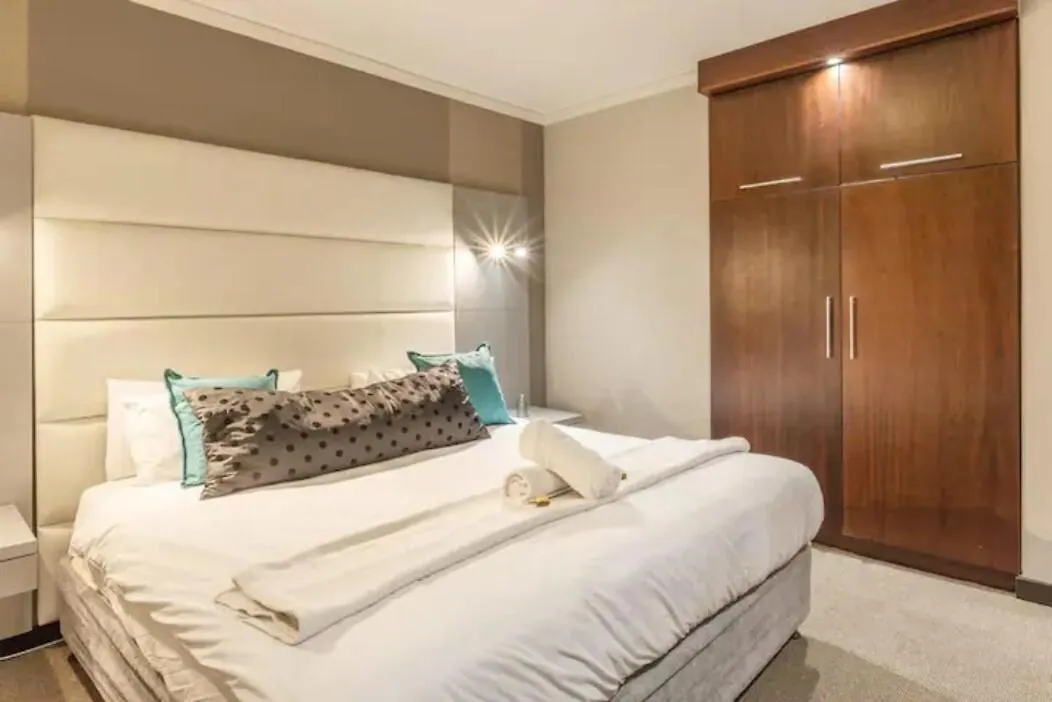 Spacious Apartment In Cbd Pool & Parking Perfect For The Corporate Traveller Cape Town