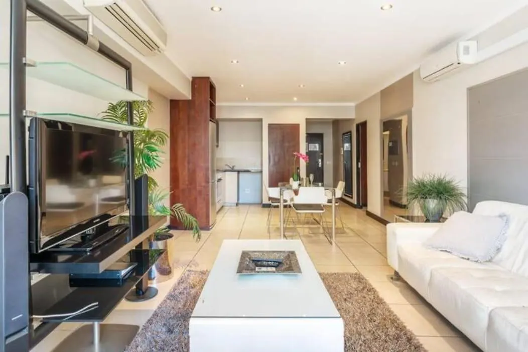 Spacious Apartment In Cbd Pool & Parking Perfect For The Corporate Traveller Cape Town