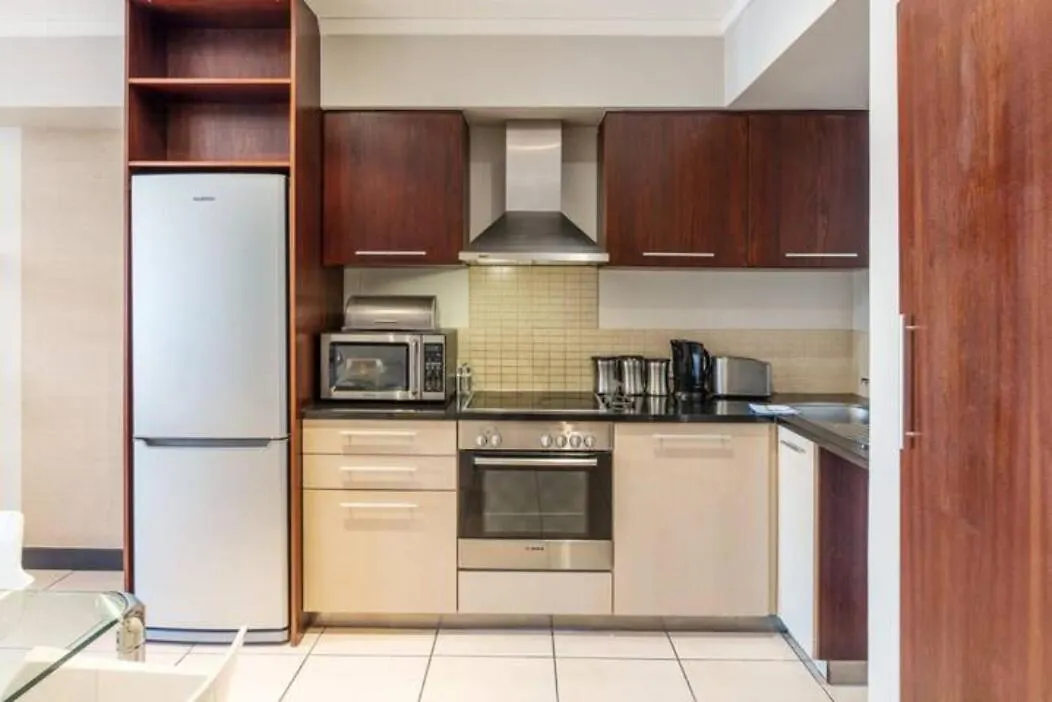 Spacious Apartment In Cbd Pool & Parking Perfect For The Corporate Traveller Cape Town