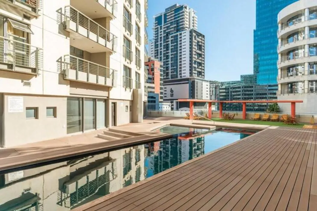 Spacious Apartment In Cbd Pool & Parking Perfect For The Corporate Traveller Cape Town